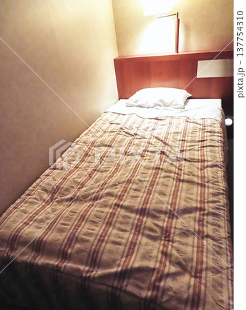 ベッドメイク 137754310