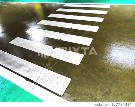 横断歩道 横断歩道 137754314