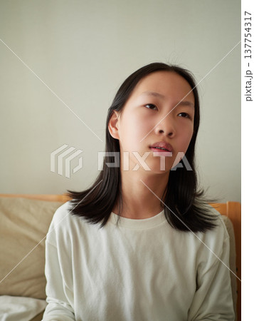 家の中に何か考えている十代の子供の姿 家の中に何か考えている十代の子供の姿 137754317