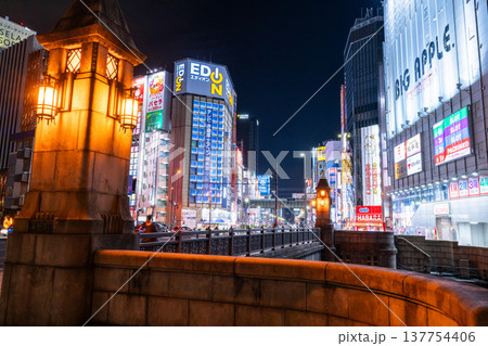 《東京都》秋葉原電気街・都市夜景 《東京都》秋葉原電気街・都市夜景 137754406