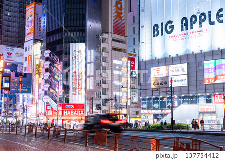 《東京都》秋葉原電気街・都市夜景 《東京都》秋葉原電気街・都市夜景 137754412