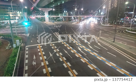 夜の歩道橋から見た道路と夜景 夜の歩道橋から見た道路と夜景 137754417