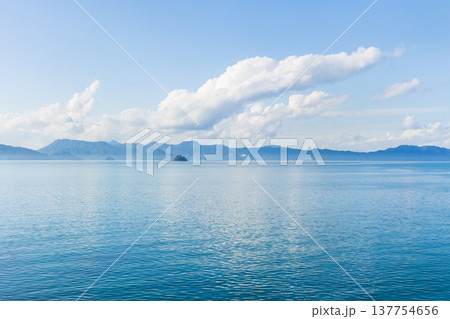 九州の絶景路線　肥薩おれんじ鉄道の車窓風景　八代海 137754656