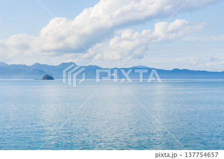 九州の絶景路線　肥薩おれんじ鉄道の車窓風景　八代海 137754657