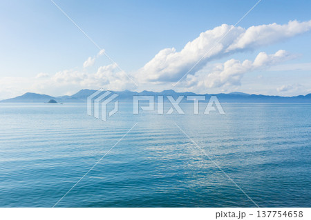 九州の絶景路線　肥薩おれんじ鉄道の車窓風景　八代海 137754658