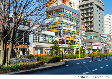 東京の都市風景　武蔵境駅北口風景 137754869