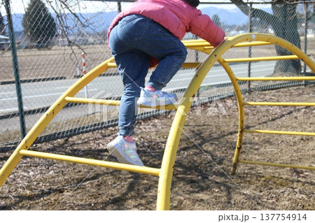 公園で遊ぶ5才くらいの女の子の画像 公園で遊ぶ5才くらいの女の子の画像 137754914