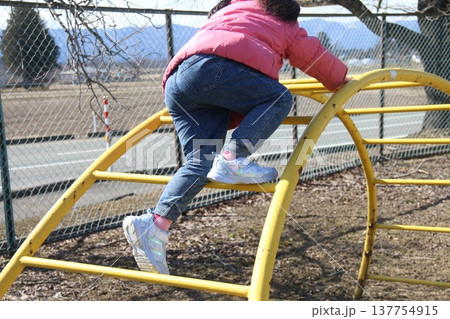 公園で遊ぶ5才くらいの女の子の画像 公園で遊ぶ5才くらいの女の子の画像 137754915