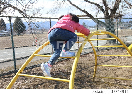 公園で遊ぶ5才くらいの女の子の画像 137754916
