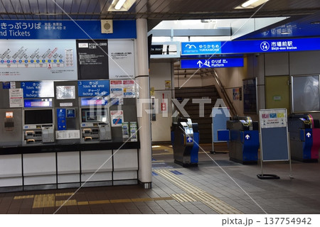 東京都　新交通ゆりかもめ市場前駅の改札口前 137754942