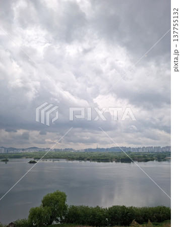 This is the scenery of the Namhan River in Korea.	 137755132