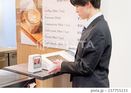 セルフレジで商品バーコードを読み取るビジネスパーソン セルフレジで商品バーコードを読み取るビジネスパーソン 137755233
