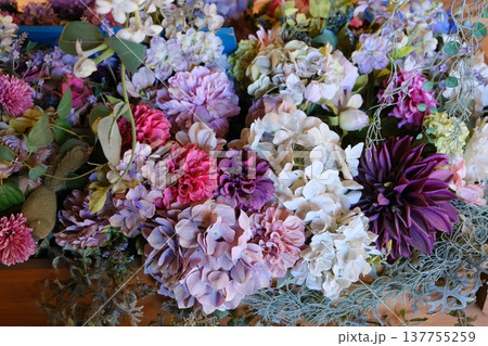 ニュアンスカラーの花々のイメージ素材 137755259