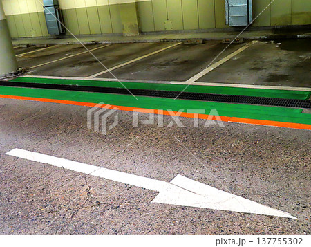 駐車場 137755302