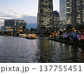 横浜国際橋から見た夕暮れのみなとみらいの夜景 137755451