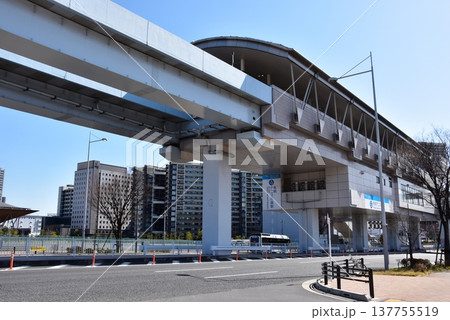 東京都　新交通ゆりかもめ有明テニスの森駅と周辺街並み 137755519