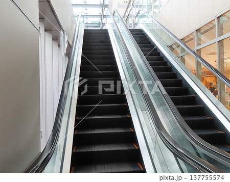 エスカレーター 137755574