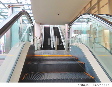 エスカレーター エスカレーター 137755577