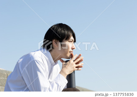 階段状の川岸で休憩する男性 137755830