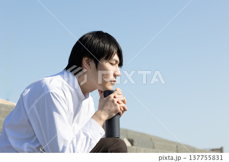 階段状の川岸で休憩する男性 階段状の川岸で休憩する男性 137755831