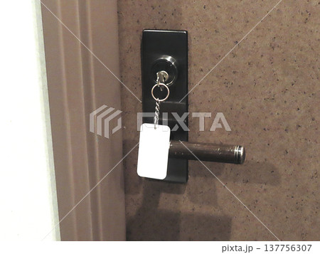 鍵を差し込みドアを開ける 137756307