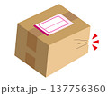 傷ついたダンボール（伝票あり） 137756360