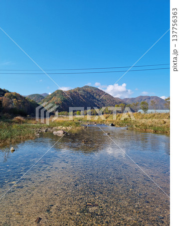 This is the autumn riverside scenery of Mungyeong, Gyeongsangbuk-do. 137756363