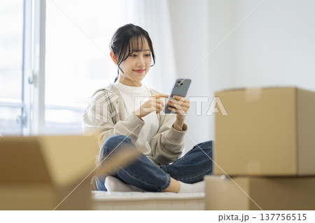 スマートフォンを操作する若い女性　引っ越し　イメージ 137756515