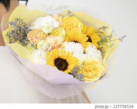 父の日の花束を持つパパ 137756516