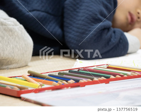 塗り絵の途中で寝てしまった子ども 塗り絵の途中で寝てしまった子ども 137756519