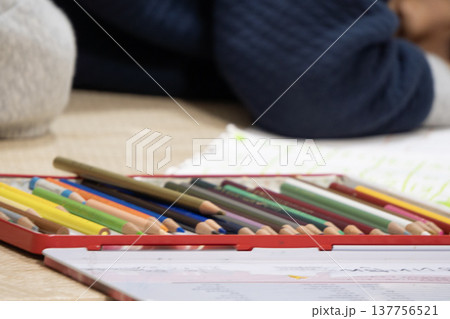 塗り絵の途中で寝てしまった子ども 137756521