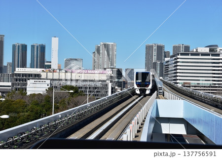 東京都　有明テニスの森付近を走行する新交通ゆりかもめ 137756591
