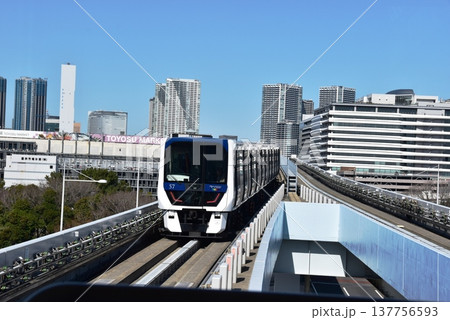 東京都 有明テニスの森付近を走行する新交通ゆりかもめ 東京都 有明テニスの森付近を走行する新交通ゆりかもめ 137756593