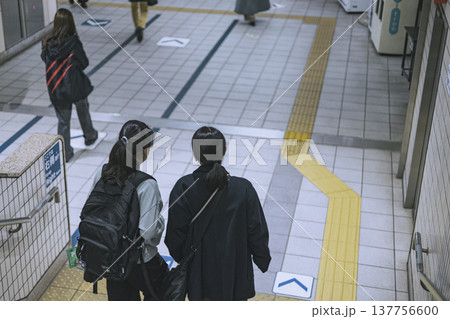 新宿駅構内 歩く人々の後ろ姿 新宿駅構内 歩く人々の後ろ姿 137756600