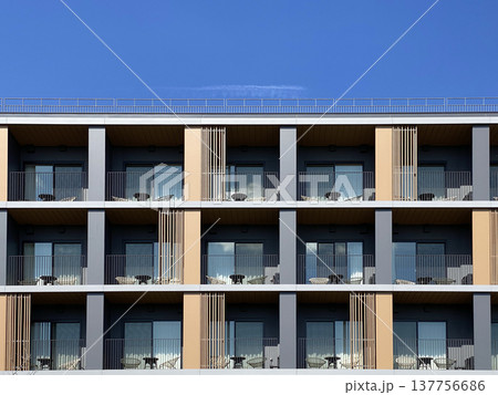 街の風景、建物の窓 街の風景、建物の窓 137756686