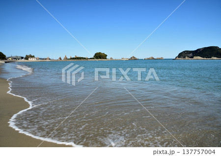 橋杭海水浴場から橋杭岩を望む　【和歌山県串本町】 137757004