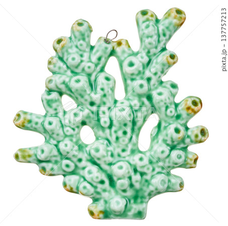 白背景に切り抜かれた緑色の陶器製サンゴのペンダントトップ 137757213