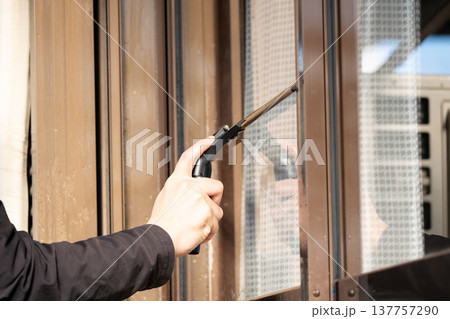 窓拭きワイパーで窓拭き 137757290