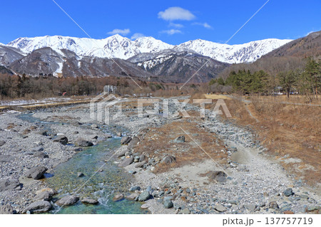 白馬大橋から望む早春の北アルプス 白馬大橋から望む早春の北アルプス 137757719