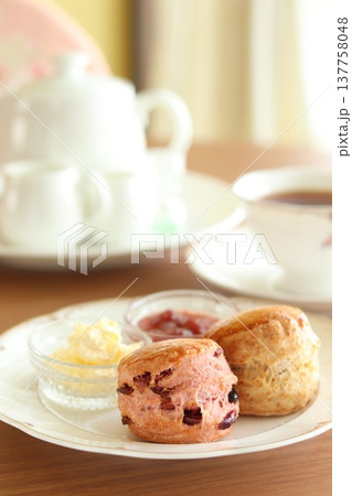 桜スコーンと紅茶 137758048