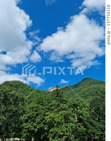 This is the scenery of Seorak Mountain, South Korea. This is the scenery of Seorak Mountain, South Korea. 137758118