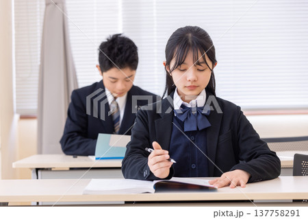 教室で勉強をする中学生 137758291