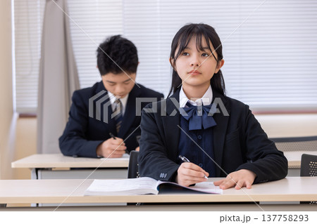 授業を受ける男女の生徒 授業を受ける男女の生徒 137758293