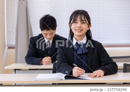 授業を受ける男女の生徒 授業を受ける男女の生徒 137758294