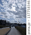 茨城県笠間芸術の森公園の風景 雲の間から光が差し込む遊歩道と冬の空 137758346