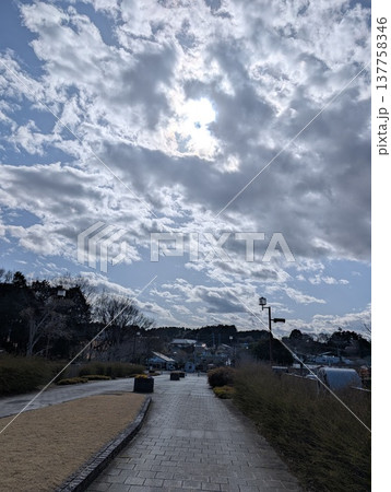 茨城県笠間芸術の森公園の風景 雲の間から光が差し込む遊歩道と冬の空 茨城県笠間芸術の森公園の風景 雲の間から光が差し込む遊歩道と冬の空 137758346
