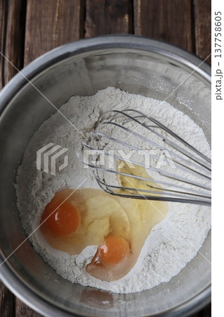 きび砂糖を混ぜたホットケーキミックスに入れた生卵 ホットケーキミックスで作るお菓子 きび砂糖を混ぜたホットケーキミックスに入れた生卵 ホットケーキミックスで作るお菓子 137758605