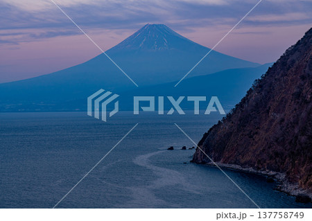 (静岡県)菜の花咲く、早秋の西伊豆井田から望む富士山 夕景 (静岡県)菜の花咲く、早秋の西伊豆井田から望む富士山 夕景 137758749