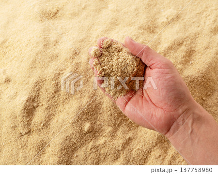 米糠(こめぬか)を手で掴み感触を確かめる様子 米糠(こめぬか)を手で掴み感触を確かめる様子 137758980