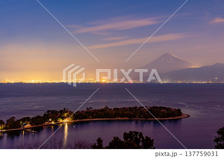 （静岡県）日が落ちた大瀬崎から望む富士山 137759031